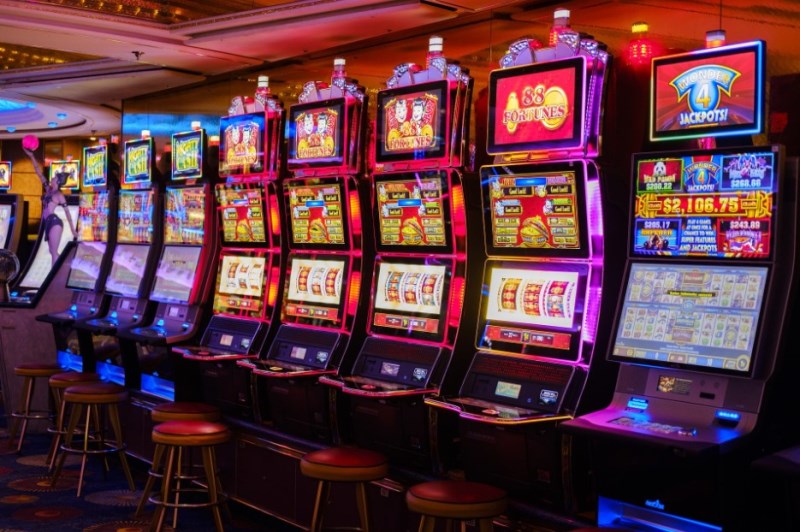 Зал игровых автоматов онлайн казино как играть с картами в преферанс