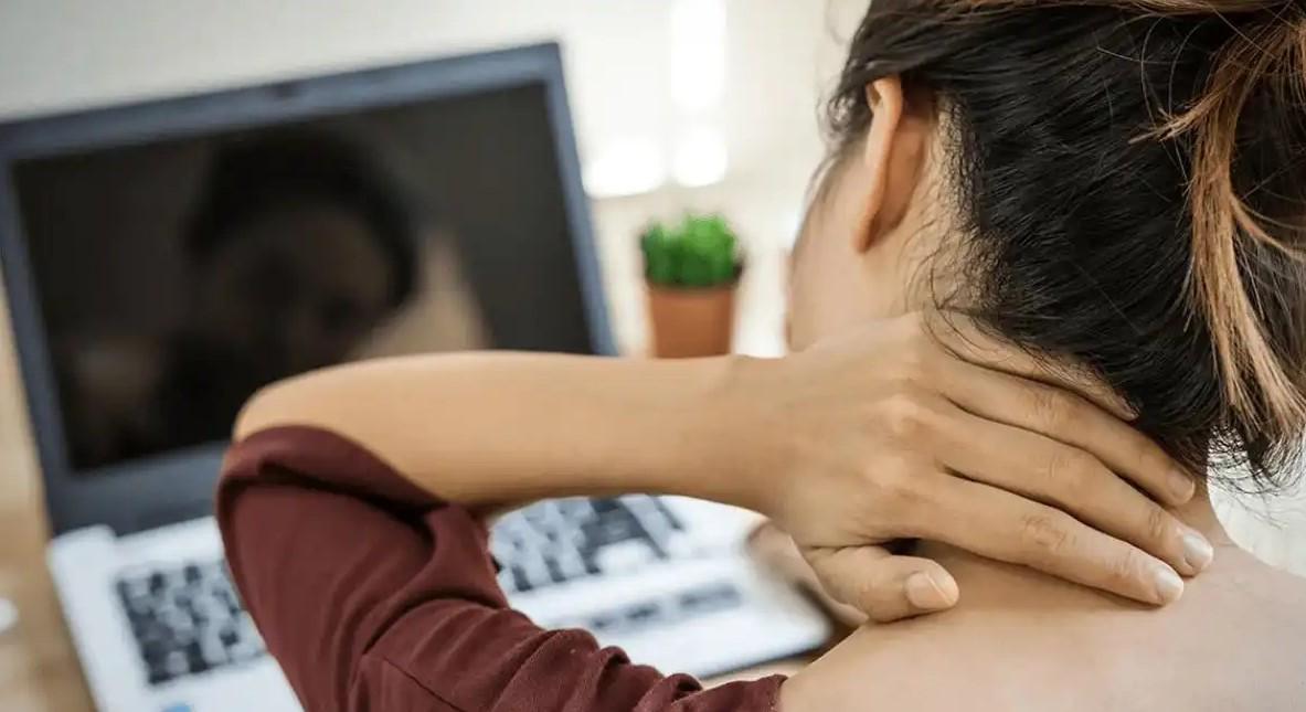 болить шия Болить шия